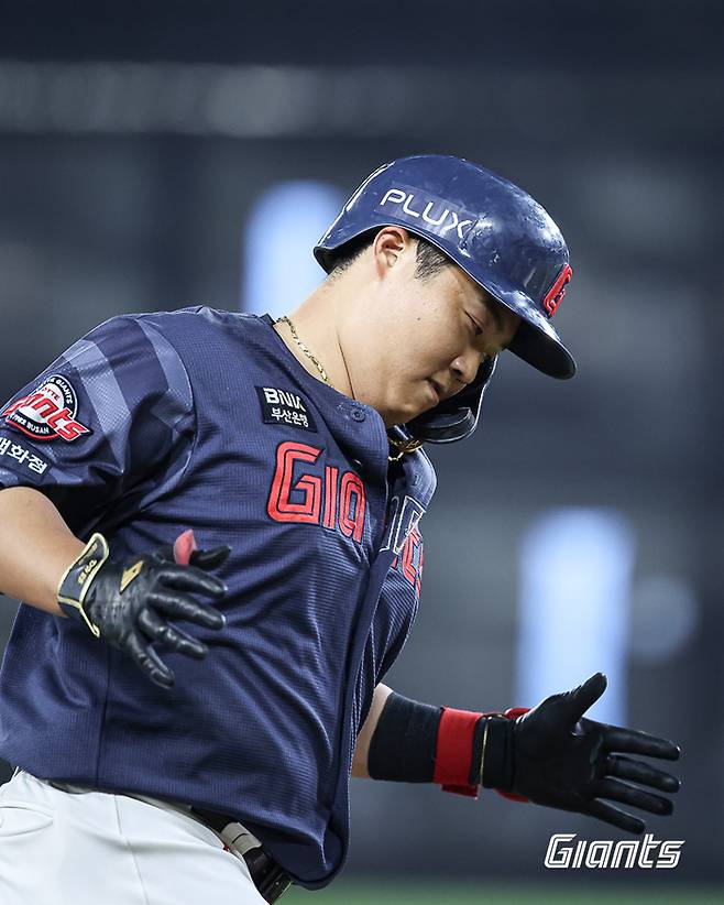롯데 한동희가 19일 대전 한화생명 볼파크에서 열린 2026  KBO리그 한화전에서 솔로홈런을 터뜨린뒤 기뻐하고 있다. 사진 | 롯데 자이언츠