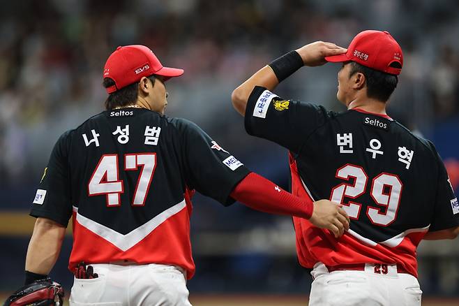 KIA 나성범 (왼쪽)과 변우혁이 23일 서울 고척스카이돔에서 열린 2026  KBO리그 키움전에 나서고 있다. 사진 | KIA 타이거즈
