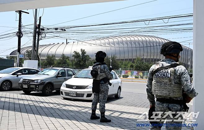 23일(한국시각) 경기장 외곽에서 바라본 2026 북중미 월드컵 대한민국과 남아공의 경기가 펼쳐질 멕시코 몬테레이 인근 과달루페의 에스타디오 몬테레이의 모습. 경기장 주변으로 총기로 무장한 경찰들이 경계 근무를 서고 있다. 과달루페(멕시코=허상욱 기자wook@sportschosun.com/2026.06.23/