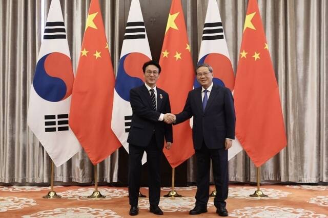 김민석 국무총리는 23일 중국 다롄 방추도 호텔에서 리창 국무원 총리와 회담을 갖고 "한반도 문제에서 시진핑 국가주석을 포함한 중국의 리더십들이 역할을 해줬으면 좋겠다"고 밝혔다. /총리실