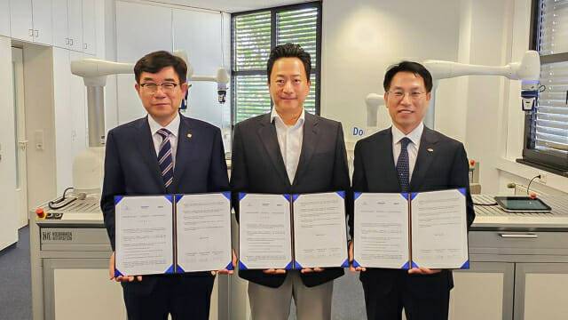 조영훈 한국로봇산업진흥원원장, 유승박 두산로보틱스 유럽지사장, 노건기 한국전자기술연구원장(왼쪽부터)이 협약을 체결한 후 협약서를 들어 보이고 있다.
