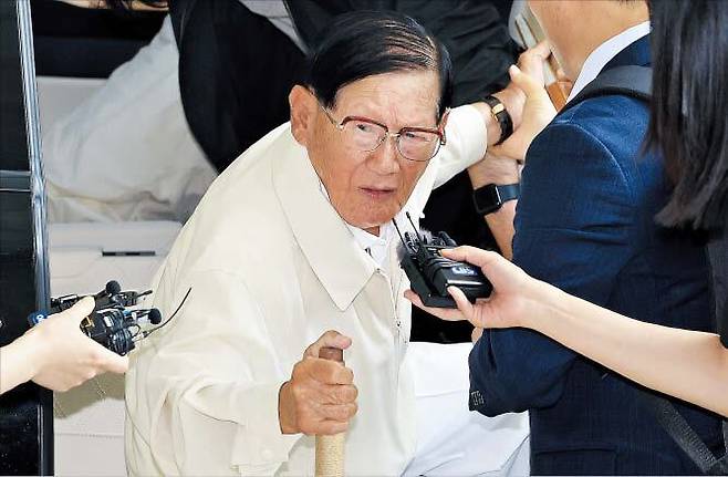 이만희(95) 신천지 총회장이 지난 4일 서울 서초구 검경 합동수사본부에 출석하는 모습. /뉴스1