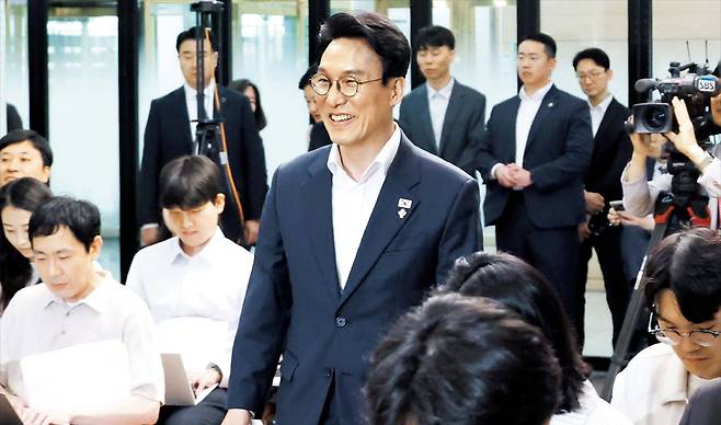 김민석, 총리 사퇴 전 마지막 기자 간담회  김민석 국무총리가 22일 서울 종로구 정부서울청사 별관에서 열린 기자간담회에 입장하고 있다. 이날 행사는 김 총리가 8월 더불어민주당 당 대표 출마를 앞두고 총리로서 마지막으로 연 기자간담회였다. /연합뉴스