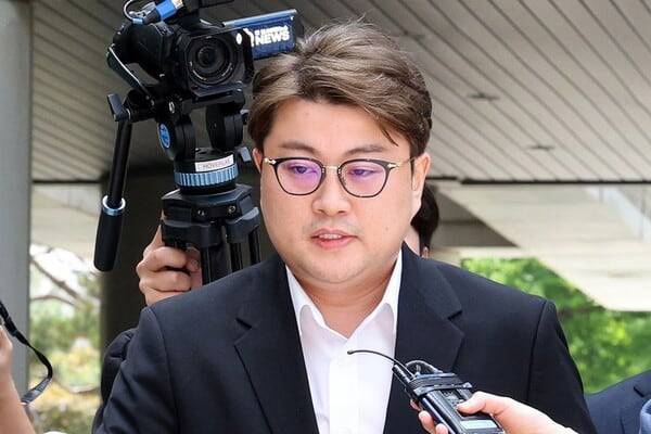 음주 뺑소니 혐의를 받는 가수 김호중이 영장실질심사(구속 전 피의자심문)를 위해 2024년 5월 서울 서초구 서울중앙지방법원에 출석하고 있다. /뉴스1