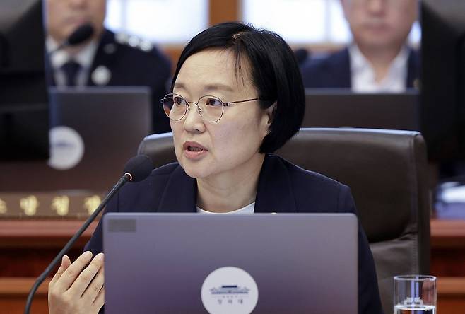 한성숙 중기부 장관이 23일 청와대에서 열린 국무회의 겸 비상경제점검회의에서 이재명 대통령 질문에 답하고 있다. 연합뉴스