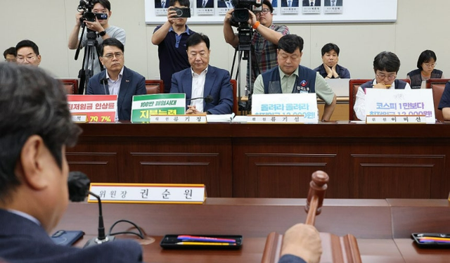 정부세종청사 최저임금위원회에서 23일 내년도 최저임금 인상률을 본격 논의하기 위한 제8차 전원회의가 열리고 있다.  사진은 사용자위원인 양옥석(왼쪽부터) 중소기업중앙회 인력정책본부장과 류기정 한국경영자총협회(경총) 전무, 근로자위원인 류기섭 한국노총 사무총장과 민주노총 이미선 부위원장. 연합뉴스