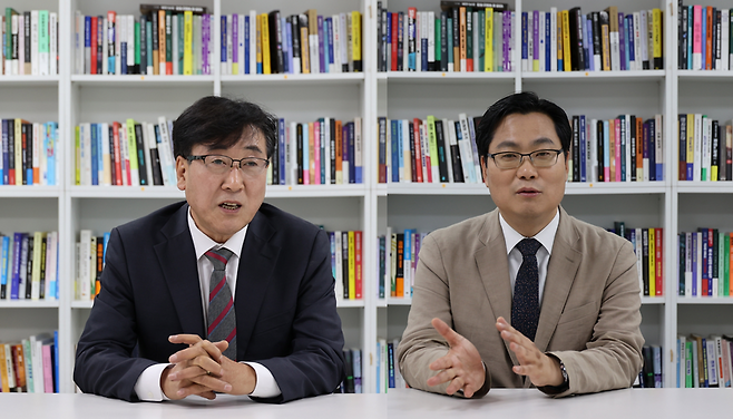 한문도 명지대 부동산대학원 교수(왼쪽)와 김인만 김인만부동산경제연구소 소장이 23일 서울 강남구 파이낸셜뉴스 사옥에서 대담을 나누고 있다. 서동일 기자