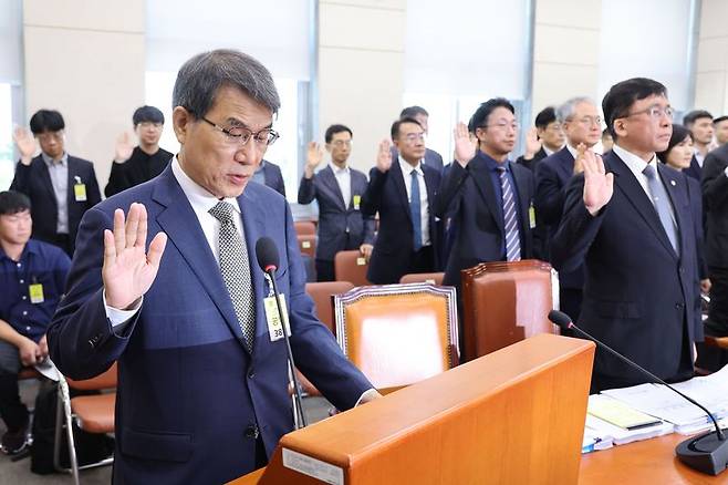 노태악 전 중앙선거관리위원장이 23일 오전 서울 여의도 국회에서 열린 제9회전국동시지방선거투표용지부족 사태 등 국민참정권침해진상규명 및 선거관리개혁을 위한 국정조사 특별위원회에 출석해 선서를 하고 있다. 뉴스1