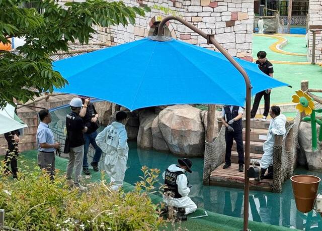 22일 오전 전남 곡성군 한 물놀이시설에서 국립과학수사연구원·한국전기안전공사 등이 참여하는 합동 감식이 이뤄지고 있다. 개장을 앞둔 이 시설에서는 전날 초등생 형제가 물에 빠진 뒤 의식을 잃었고, 병원으로 옮겨졌으나 사망해 경찰이 경위를 조사하고 있다. 연합뉴스