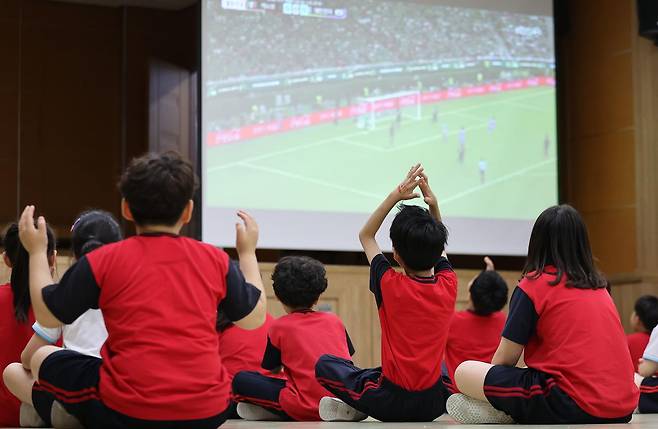 2026 북중미 월드컵 조별예선 A조 2차전 한국과 멕시코의 경기가 열린 19일 대구 수성구 한 초등학교에서 학생들이 체육 시간을 이용해 월드컵 중계를 시청하고 있다. 대구=연합뉴스