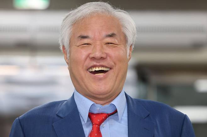 전광훈 사랑제일교회 목사가 11일 서울 서초구 서울중앙지법에서 열린 공직선거법 위반 추가기소 11차 공판에 출석하고 있다. 뉴시스