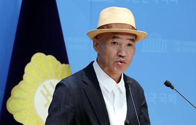 '서해 공무원 피격 사건'으로 숨진 해양수산부 공무원 고 이대준씨의 친형 이래진씨가 23일 서울 여의도 국회 소통관에서 열린 '서해 공무원 피격 사건 은폐 의혹' 관련 항소심 무죄 선고에 대한 입장을 발표하고 있다. 이래진씨는 검찰은 상고를 통해 최종 판단을 구하고 진실규명을 끝까지 이어가야 한다고 밝혔다. 뉴시스