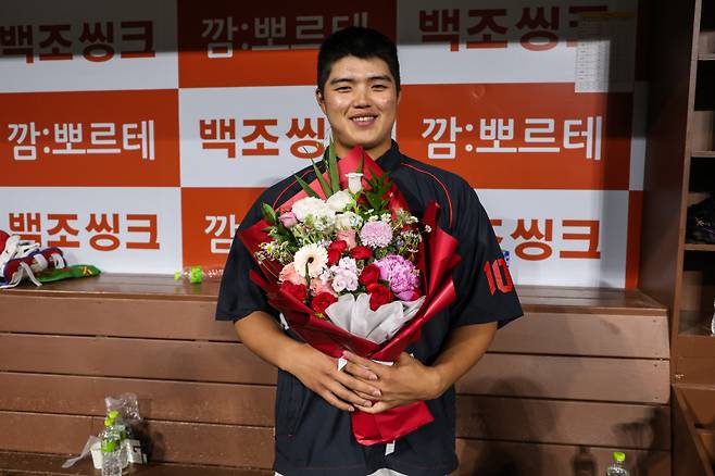 지난달 26일 고척 키움전에서 데뷔 첫 승리를 따낸 김태형이 기념사진을 찍고 있다. 키움 제공