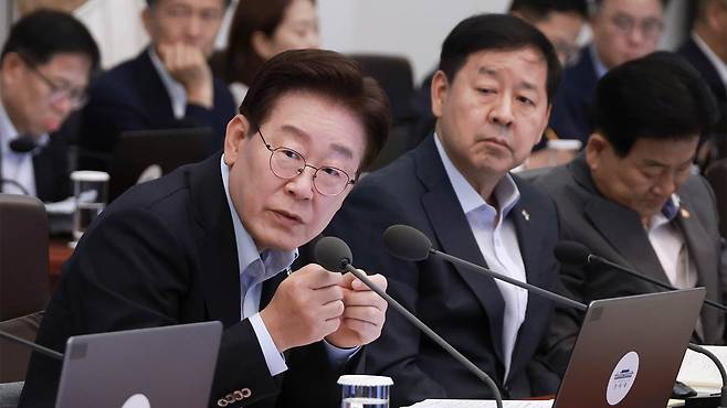 국무회의에서 발언하는 이재명 대통령