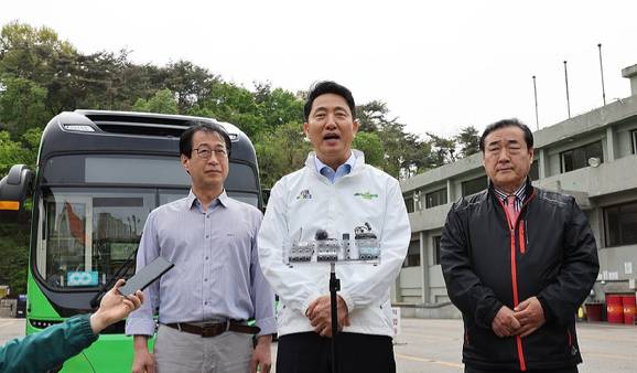 오세훈 서울시장이 21일 서울 성북구 정릉공영차고지 복합개발사업 현장을 방문해 둘러본 뒤 취재진 앞에서 발언하고 있다. 2026.4.21 \[사진=연합뉴스]
