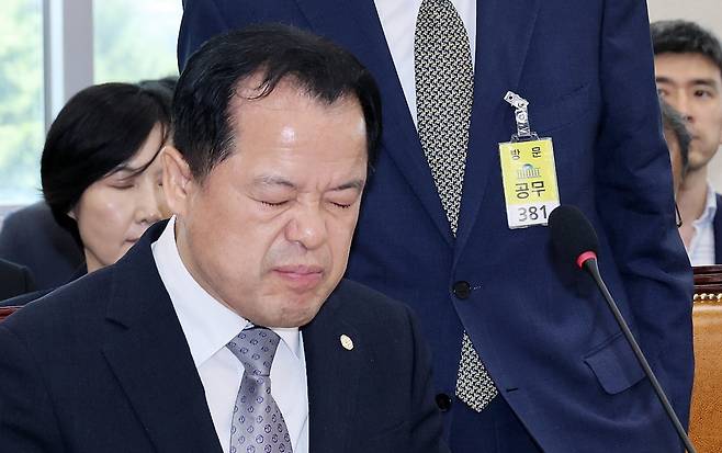 23일 국회에서 열린 투표용지 부족사태 등 국민참정권 침해 진상규명 및 선거관리 개혁을 위한 국정조사 특위 전체회의에서 위철환 선관위원장 직무대행이 굳은 표정으로 생각에 잠겨 있다. 2026.6.23 [사진=연합뉴스]