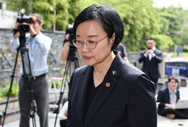 한성숙 국무총리 후보자가 22일 서울 종로구 금융감독원 연수원에 마련된 인사청문회 준비 사무실에 출근하며 모두의 창업 정보유출 사태에 대해 발언 후 이동하고 있다. 뉴스1