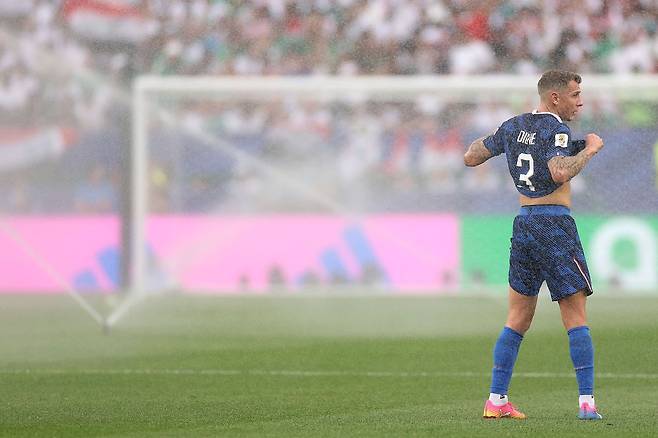 2026년 6월 22일(한국시간) 미국 필라델피아 스타디움에서 열린 2026 FIFA 월드컵 I조 프랑스-이라크전 도중 하이드레이션 브레이크 때 스프링클러에서 쏟아지는 물에 몸을 식히고 있다. AFP=연합뉴스