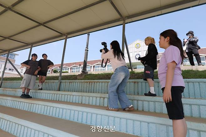 혜윤씨가 교정 위 계단에서 민정이와 예나 짝꿍 사진을 찍어 주고 있다.