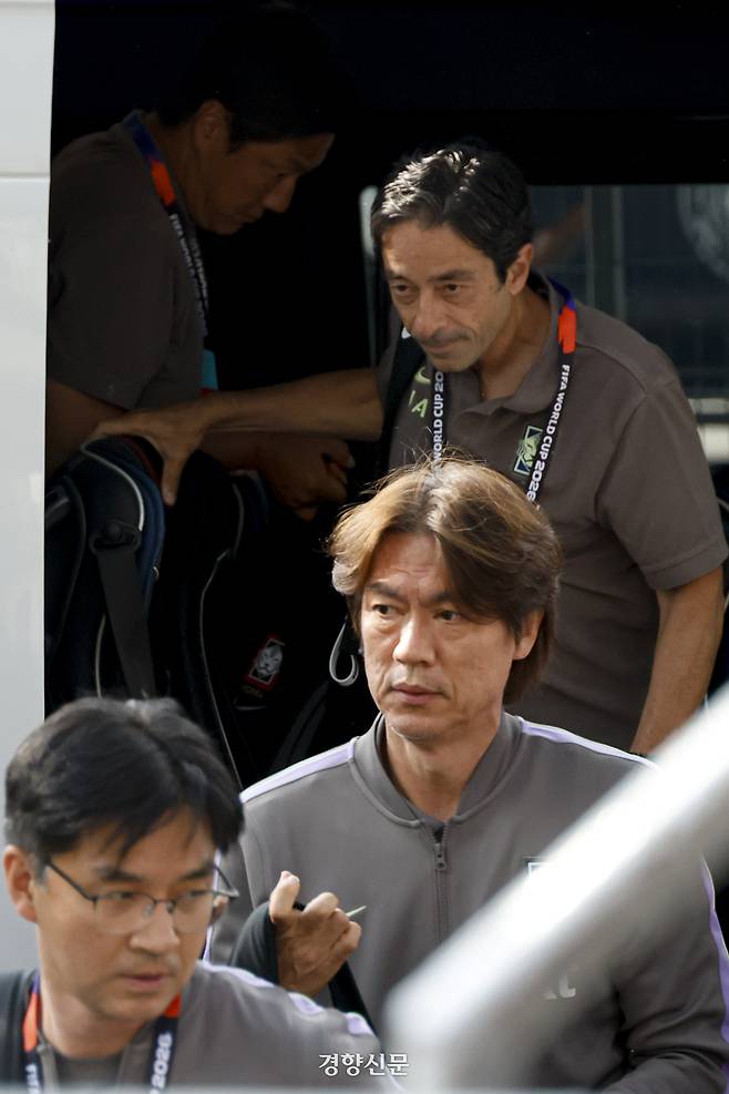 2026 FIFA 북중미 월드컵 조별리그 남아프리카공화국과의 경기를 앞둔 한국 남자 축구대표팀 홍명보 감독과 코치진이 22일(한국 시간) 결전지인 멕시코 몬테레이의 한 숙소로 도착하고 있다. 2026.06.22 몬테레이(멕시코) | 문재원 기자