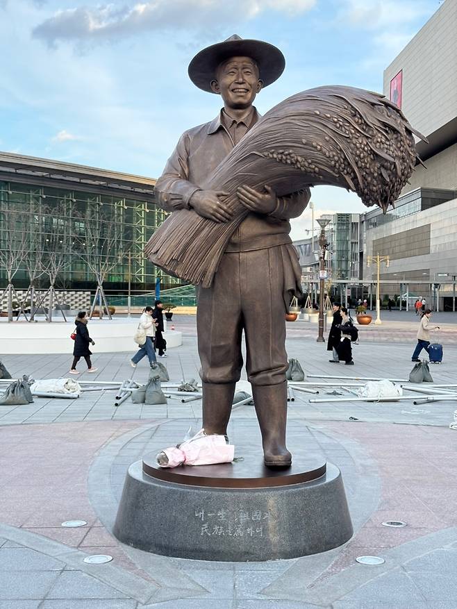 동대구역 광장에 2024년 12월23일 박정희 동상이 설치돼 있다. 백경열 기자