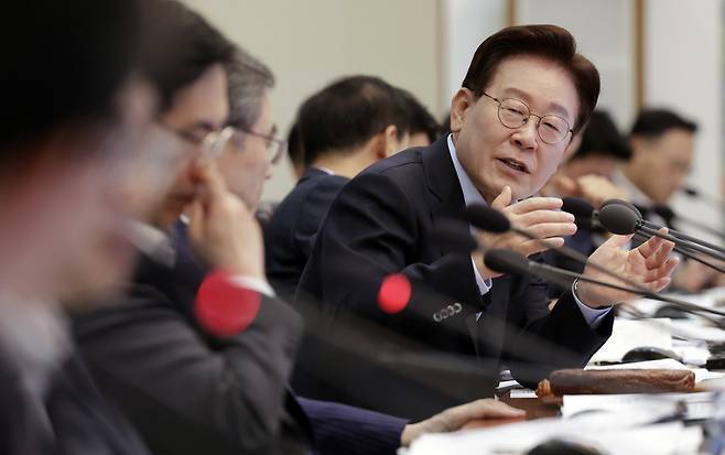 이재명 대통령이 23일 청와대에서 국무회의 겸 비상경제점검회의를 주재하고 있다. 연합뉴스