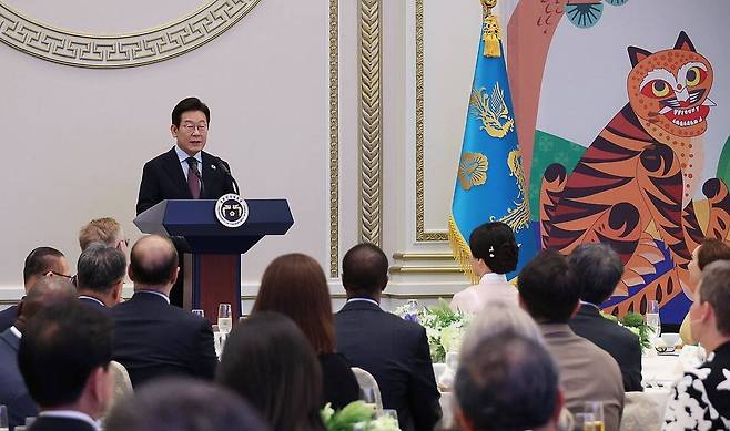 이재명 대통령이 지난해 8월15일 청와대 영빈관에서 열린 '대통령의 초대, 주한외교단 만찬'에서 발언하고 있다. 연합뉴스