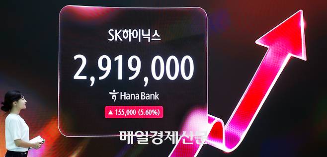 SK하이닉스가 코스피 시가총액 1위 기업으로 올라선 22일 오후, 서울 중구 하나은행 딜링룸 전광판에 주가가 표시되고 있다. 이날 SK하이닉스는 AI 반도체 수요 폭발에 힘입어 전 거래일 대비 5.61%인 15만5000원 급등한 291만9000원에 장을 마쳤다. 삼성전자는 1999년 7월 29일 처음으로 국내 주식시장 시총 1위를 기록했고 이후 잠시간 등락을 거듭했으나, 2000년 11월 21일 이후로는 한 차례도 1위에서 내려온 적이 없었다. <김호영 기자>