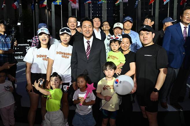 오세훈 서울시장이 23일 광화문광장 감사의 정원에서 열린 6.25전쟁 제76주년 기념식에서 기념촬영을 하고 있다. <제공=서울시>
