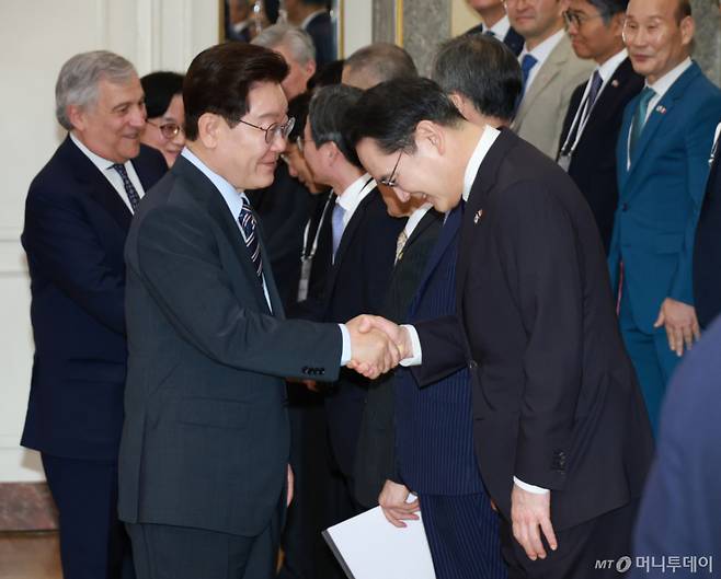 (로마(이탈리아)=뉴스1) 허경 기자 = 이재명 대통령과 이재용 삼성전자 회장이 12일(현지시간) 이탈리아 로마 한 호텔에서 열린 비즈니스 라운드테이블에서 인사를 나누고 있다. 2026.6.13/뉴스1  Copyright (C) 뉴스1. All rights reserved. 무단 전재 및 재배포,  AI학습 이용 금지. /사진=(로마(이탈리아)=뉴스1) 허경 기자