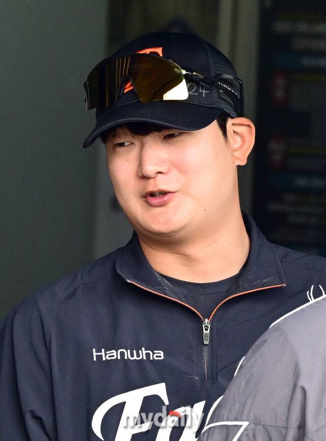 2026년 4월 21일 오후 서울 잠실구장에서 열린 '2026 신한 SOL KBO리그' 한화 이글스와 LG 트윈스의 경기. 한화 김서현이 훈련을 위해 그라운드로 나서고 있다./마이데일리
