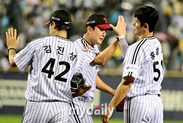2026년 6월 19일 오후 서울 잠실구장에서 열린 '2026 신한 SOL KBO리그' 두산 베어스와 LG 트윈스의 경기.LG 손주영이 3-2로 승리한 뒤 기뻐하고 있다./잠실=유진형 기자