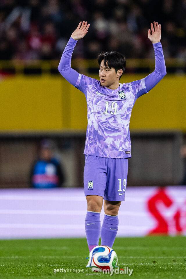 축구대표팀의 이강인이 2026년 4월 오스트리아 빈에서 열린 오스트리아와의 평가전에서 프리킥을 준비하고 있다./게티이미지코리아