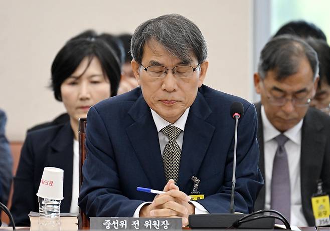 노태악 전 중앙선거관리위원장이 23일 오전 서울 여의도 국회에서 열린 투표용지 부족사태 등 국민참정권 침해 진상규명 및 선거관리 개혁을 위한 국정조사 특위 전체회의에 참석해 자리에 앉아 있다. 이상섭 기자