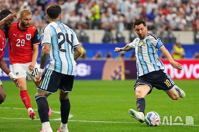 [알링턴=AP/뉴시스] 2026 국제축구연맹(FIFA) 북중미 월드컵 조별리그 J조 2차전 오스트리아와 경기에서 득점에 성공해 역대 최다 득점자로 등극한 아르헨티나의 리오넬 메시. 2026.06.22.