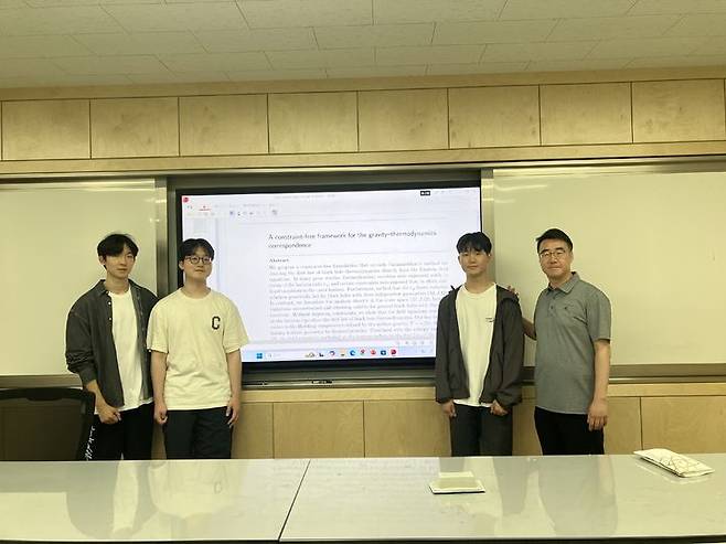 [서울=뉴시스]서울시교육청은 서울과학고 안건우(왼쪽부터), 장근영, 배이진 학생이 권용준 물리 교사와 함께 교내 연구 활동을 통해 도출한 연구 결과를 세계적인 과학기술논문인용색인(SCI) 국제 학술지에 게재하는 쾌거를 이뤘다고 23일 밝혔다. (사진 = 서울과학고) 2026.06.22. photo@newsis.com *재판매 및 DB 금지