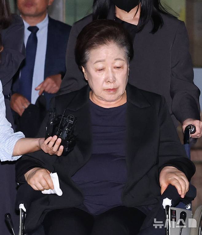[서울=뉴시스] 황준선 기자 = 청탁금지법과 정치자금법 위반 등 혐의를 받는 한학자 통일교 총재가 지난해 9월 22일 오후 서울 서초구 서울중앙지법에서 열린 영장실질심사(구속 전 피의자 심문)를 마친 뒤 법정을 나서고 있다. (공동취재) 2026.06.23. photo@newsis.com