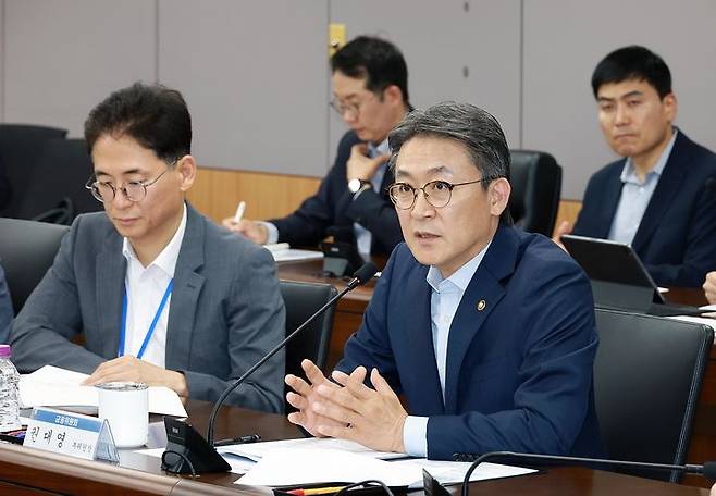 [서울=뉴시스] 권대영 금융위원회 부위원장이 23일 오전 서울 종로구 정부서울청사에서 개최한 자본시장 인프라 혁신 TF Kick-off 회의에서 정부·유관기관·전문가들과 전문성과 현장의 목소리를 공유하고, 향후 안정적인 인프라·제도 설계에 있어 중추적 역할을 수행하기 위해 '자본시장 인프라 혁신 TF'의 핵심 운영 방향을 제시하였다. (사진=금융위원회 제공) 2026.06.23.  *재판매 및 DB 금지