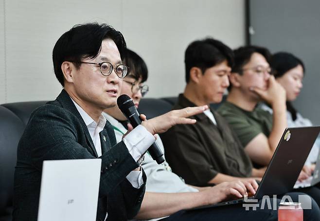 [세종=뉴시스]김정관 산업통상부 장관이 지난 22일 정부세종청사에서 카자흐·유럽·중동 출장 성과 관련 백브리핑을 갖고 기자들의 질문에 답변을 하고 있다.(사진=산업부 제공)