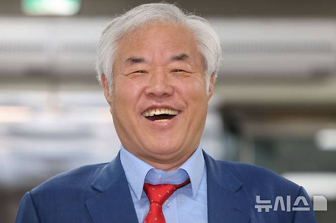 [서울=뉴시스] 권창회 기자 = 코로나19 대유행 당시 대규모 광복절 집회를 주도한 혐의로 재판에 넘겨진 전광훈 사랑제일교회 목사가 항소심에서 1심보다 감형된 징역형의 집행유예를 선고받았다. 사진은 전 목사의 모습. 2026.06.23. kch0523@newsis.com