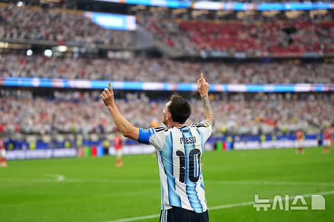 [알링턴=AP/뉴시스] 2026 국제축구연맹(FIFA) 북중미 월드컵 조별리그 J조 2차전 오스트리아와 경기에서 득점에 성공해 역대 최다 득점자로 등극한 아르헨티나의 리오넬 메시(오른쪽 3번째). 2026.06.22.