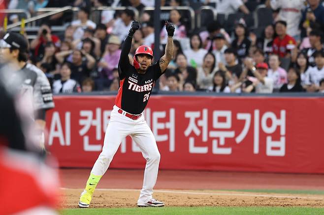 [서울=뉴시스] 프로야구 KIA 타이거즈의 해럴드 카스트로가 21일 수원 KT위즈파크에서 열린 2026 신한 쏠 KBO리그 KT 위즈와의 경기 7회 2타점 적시타를 친 뒤 기뻐하고 있다. (사진=KIA 타이거즈 제공) 2026.06.21.