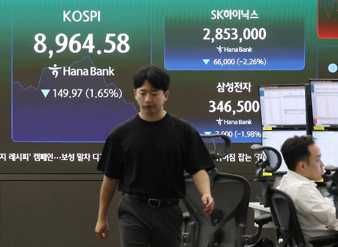23일 서울 중구 하나은행 딜링룸 현황판에 코스피 등이 표시되고 있다. 코스피는 이날 전날보다 31.01포인트(0.34%) 내린 9083.54에, 코스닥지수는 9.76포인트(1.01%) 내린 958.64에 개장했다. 연합뉴스