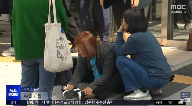 ▲4월 23일 <MBC> 뉴스투데이 "'23명 사망' 아리셀 대표 11년 감형‥유족 '오열'" 리포트 갈무리. 이날 유족들은 법정 밖 바닥에 주저 앉아 한동안 일어서지 못했다. ⓒMBC