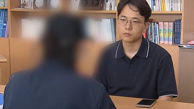 인터뷰 중인 체육교사 A씨