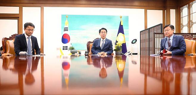 조정식 국회의장(가운데)이 22일 국회의장실에서 의장 주재 여야 원내대표 회동을 하고 있다. 왼쪽부터 더불어민주당 한병도 원내대표, 조 의장, 국민의힘 정점식 원내대표. 연합뉴스