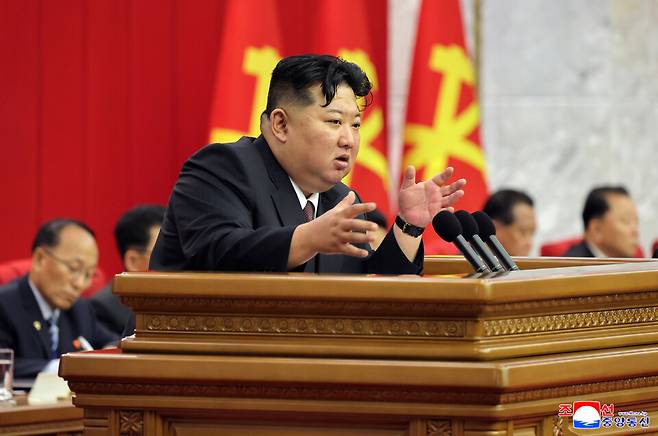 북한은 지난 20일부터 22일까지 노동당 중앙위원회 제9기 제2차 전원회의 확대회의를 진행 했다고 조선중앙통신이 23일 보도했다. 회의에는 김정은 북한 국무위원장이 참석했다고 통신은 전했다. ©조선중앙통신=연합뉴스