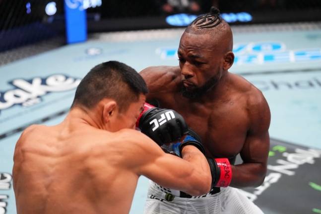 마넬 캅(오른쪽)이 21일 미국 네바다주 라스베이거스 메타 에이펙스에서 열린 'UFC 파이트 나이트: 캅 vs 호리구치' 메인 이벤트 플라이급 매치에서 펀치를 적중시키고 있다. /사진=UFC 제공