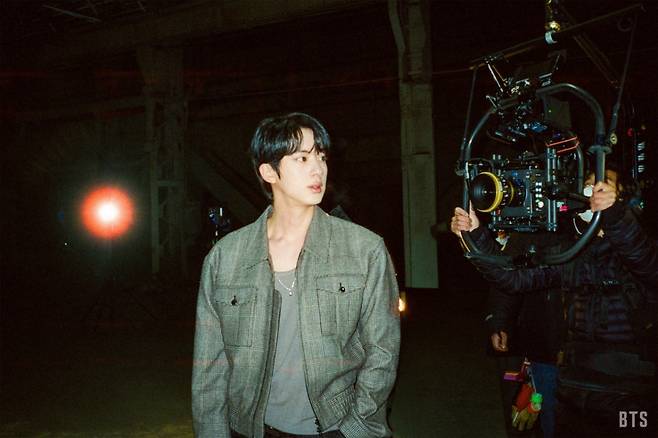 '월와핸' 방탄소년단 진, 'Merry Go Round' MV 비하인드 '빛나는 조각 비주얼'