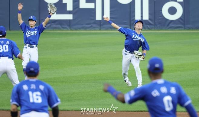 삼성 좌익수 박승규가 23일 잠실구장에서 열린 2026KBO리그 LG트윈스와 삼성라이온즈 경기 4회말 문성주 타구를 잘 잡아낸 후 홈으로 악송구를 하고 있다. 3루주자 송찬의는 득점에 성공했다. 2026.06.23. /사진=강영조 cameratalks@